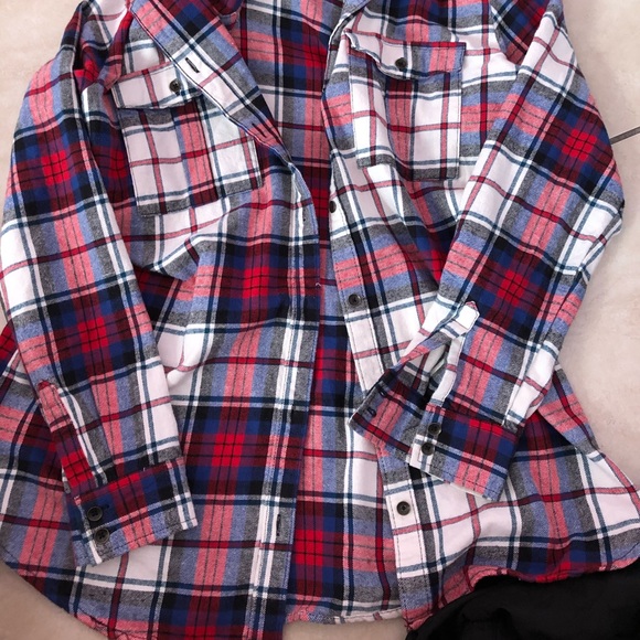 Flannel 🔥🔥🔥 - Picture 2 of 3